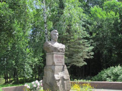 Бюст Н.М. Пржевальского, скульптор О.А. Огнев, архитектор Г.М. Аптекин, бронза, гранит, 1978 г.