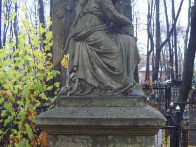 Надгробие на семейном захоронении Эрлангеров, кон. ХIХ в., итальянский мастер - Эрлангера Максима, (1835-1886 гг.) - Эрлангер Амелии, (1838-1899 гг.)