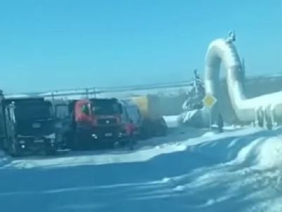 В Якутии грузовой самосвал при спуске скатился вниз и протаранил несколько автомобилей