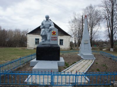 Братская могила 12 советских воинов, погибших в 1941 и 1943 гг. в боях с немецко-фашистскими захватчиками