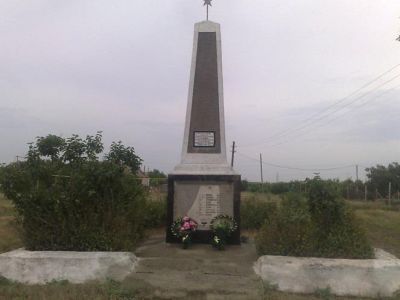 Братская могила советских воинов