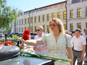 В День национальной печати возложили цветы к памятнику Василию Никифорову-Кюлюмнюру