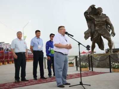В Усть-Алданском районе Якутии открыли новый стадион и памятник легендарному силачу