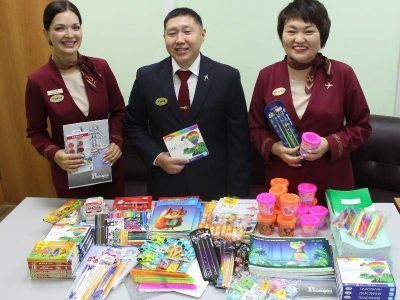 Сотрудники авиакомпании «Якутия» подарили канцтовары школьникам Нижнеколымского района