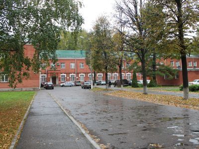 Памятник истории (здание ГК КПСС и исполкома горсовета), где в 1921 г. перед делегатами Х Глазовского уездного съезда Советов выступал с речью М.И.Калинин, прибывший в Глазов с агитпоездом "Октябрьская революция"