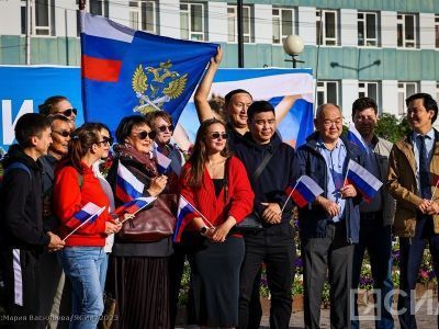 Вручение первых паспортов и наград героям: День государственного флага отметили в Якутске