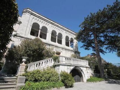 Вазы на лестнице с южной стороны виллы, в аллее