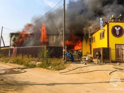 Крупный пожар вспыхнул в строительном магазине в Якутске