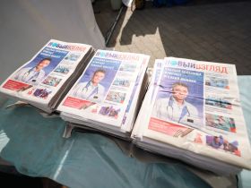 Фоторепортаж: сотни якутян встали в очередь на площади Республики для проверки зрения