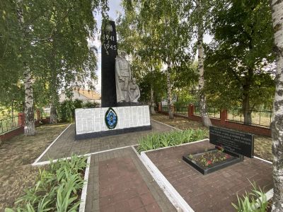 Братская могила советских воинов, погибших в боях с фашистскими захватчиками. Памятник воинам-землякам, погибшим в годы Великой Отечественной войны