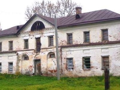 Четыре служебных постройки