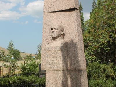 Могила Героя Социалистического Труда  М.А.Македонского