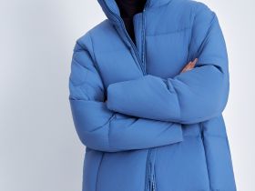 Пуховое пальто с капюшоном и воротником-стойкой