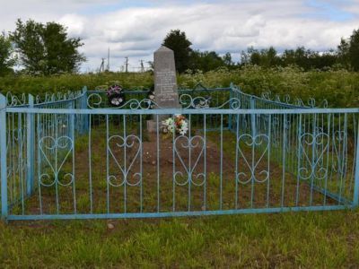 Братская могила воинов Советской Армии, погибших в боях с немецко-фашистскими захватчиками