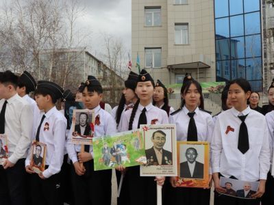 В Якутске ученики Саха гимназии провели акцию «Бессмертный полк»