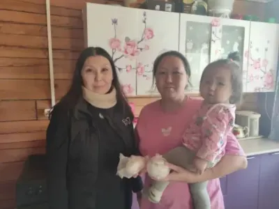 Яна Наумова установила автономные дымовые извещатели семье пенсионеров и многодетной семье