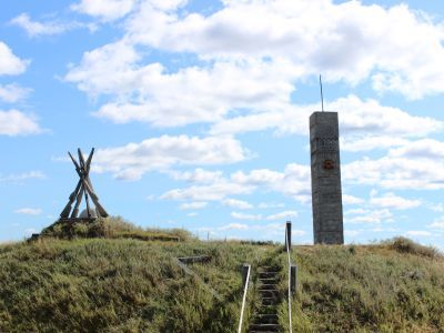 Памятник воинам-землякам, погибшим в годы Великой Отечественной войны (1941-1945 гг.). Арх. И. А. Слепцов, железобетон, 1965 г.