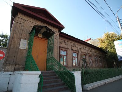 Городской особняк с палисадником. Классицизм
