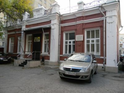 Особняк. Здание, в котором в годы Великой отечественной войны размещалась украинская радиостанция имени Т.Г. Шевченко и работал журналист и писатель радиокомментатор Я.А. Галан