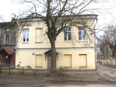 Каменный жилой дом с магазинами