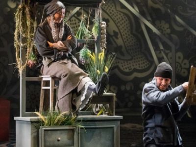 С неба упали три яблока