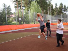 Глава Якутии встретился с юными нерюнгринцами на новой спортплощадке