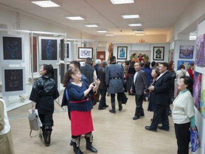 В Якутске открыли выставку Александра Гоголева — Сатал «Күн аптаах ситимэ»