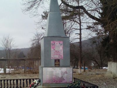 Братская могила советских воинов, погибших в боях с фашистскими захватчиками