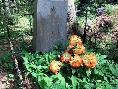 Могила художника В.А. Кузнецова