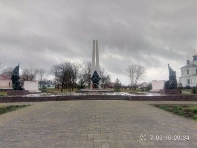 Братская могила советских воинов, погибших в боях с фашистскими захватчиками