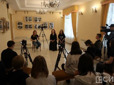 Школьники Якутска записали видеоподкаст с артистами Русского драмтеатра