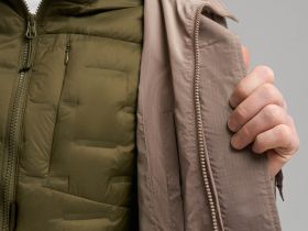 Ветровка с капюшоном