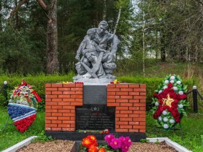 Братская могила советских летчиков вблизи деревни Ивановское, 1942 г., с памятником «Летчик и мальчик с планером», 1957 г., скульптор Э. И. Неизвестный