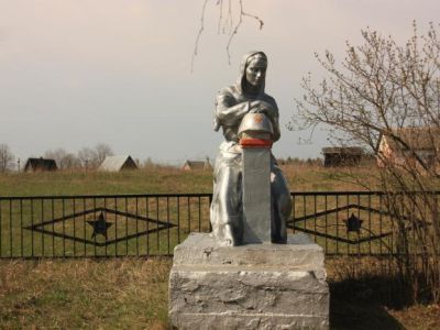 Братская могила советских воинов