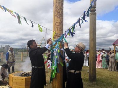 Саха театр установил сэргэ в местности Ус Хатын