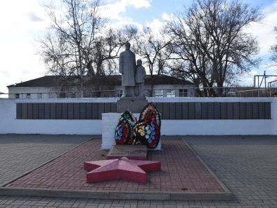 Памятник воинам-землякам, погибшим в боях с фашистскими захватчиками