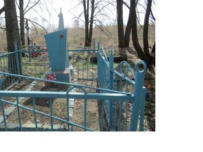 Братская могила партизан, погибших в боях с немецко-фашистскими захватчиками