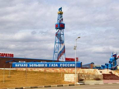 Монумент, сооруженный на месте скважины, первооткрывателям Саратовского газа