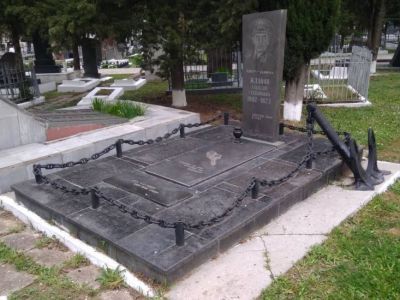 Надгробие над захоронением контр-адмирала А.С. Жданова (13.03.1902 – 12.10.1973)