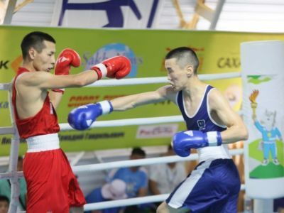 Первые боксерские бои за выход в четвертьфинал провели на Играх народов Якутии