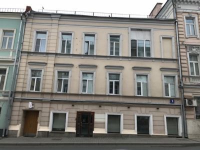 Доходный дом, 1780 г., 1879 г., архитектор М.И.Никифоров. В доме находились в 1832-1856 гг. квартира живописца В.А.Тропинина, в 1880-е гг. - мастерские живописцев В.Е.Маковского, И.С.Остроухова, В.А.Серова