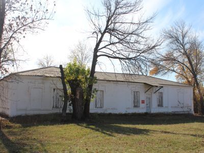 Дом, в котором размещалась Щетиновская земская начальная школа, где учительствовал с осени 1904 года по ноябрь 1905 года и вел революционную пропаганду среди местных крестьян русский писатель И.Е. Вольнов