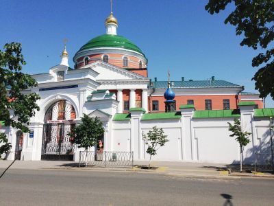 Ограда с башнями и проездными воротами