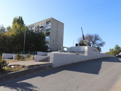 Памятник «Защитникам саратовского неба», на месте расположения батареи 720-го зенитно-артиллерийского полка