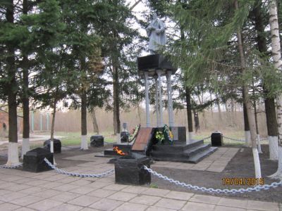 Братская могила советских воинов, погибших в боях с фашистскими захватчиками в 1943 году. Захоронено 22 человека, имена установлены. Скульптура советского воина с автоматом