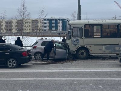 В Якутске столкнулись легковой автомобиль и маршрутный автобус