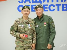 Якутянам вручили нагрудные знаки союза добровольцев Донбасса