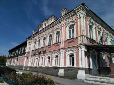 Здание в "кирпичном стиле"