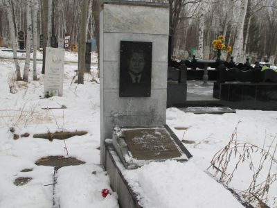 Могила Чипизубова Владимира Яковлевича (1932-1987), кораблестроителя, Героя Социалистического Труда