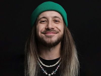 Денис Антипин балуется со зрителями